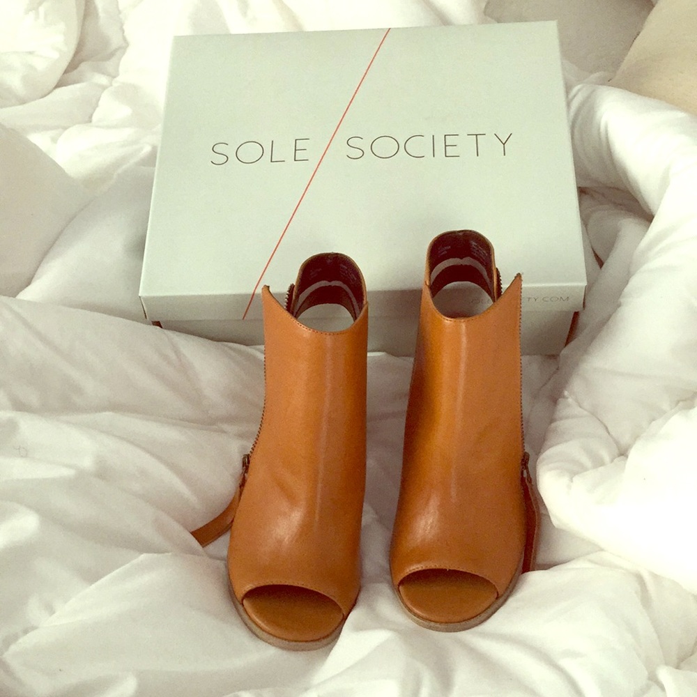 NWT Sole Society Camel Peep Toe Booties
